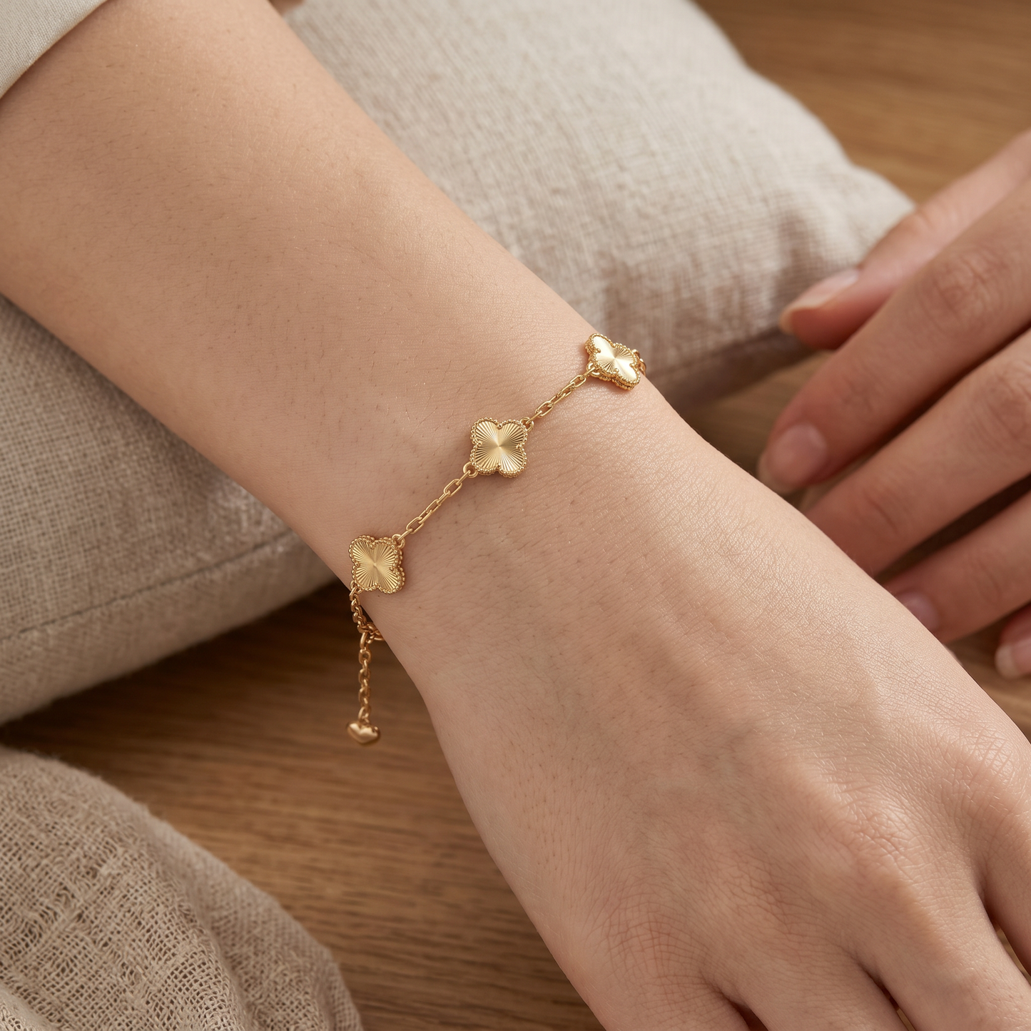 Pulsera Amuleto Dorado